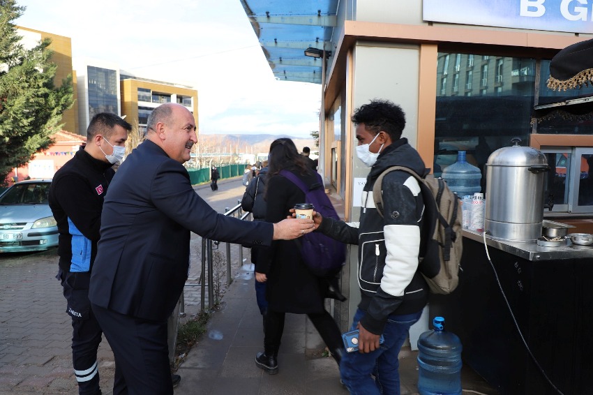 2022/01/1641801623_yahsihan_belediyesinden_final_haftasinda_Corba_ve_simit_Ikrami_-2.jpg