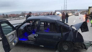 Tıra çarpan otomobil parçalara ayrıldı