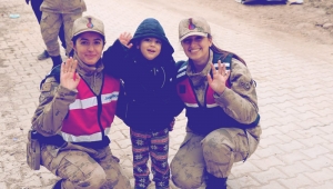 Deprem sonrası halk jandarmayı bağrına bastı