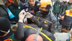 Enkazdan sağ olarak çıkarıldı