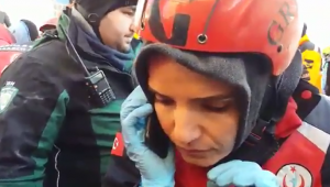 Enkazdan yaralı kurtarma çabası