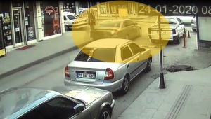 Kavşağa hızla giren otomobil, 6 araçla çarpıştı