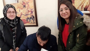 Önce kitabını okudular sonra imza attırdılar