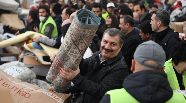 Sağlık Bakanı Koca, yardım dağıttı