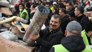 Sağlık Bakanı Koca, yardım dağıttı