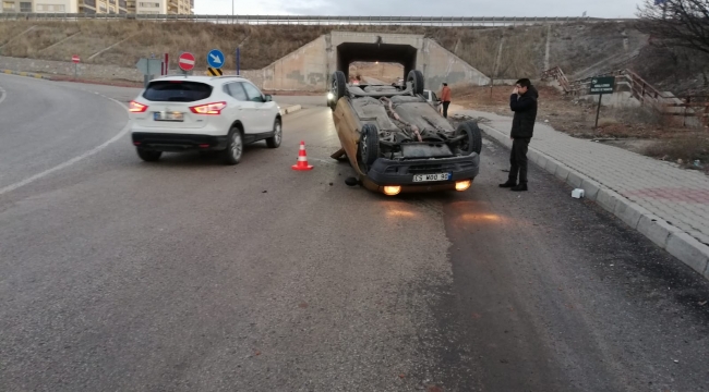 Takla atarak devrilen otomobil sürücüsü hastanelik oldu