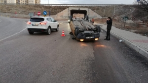 Takla atarak devrilen otomobil sürücüsü hastanelik oldu