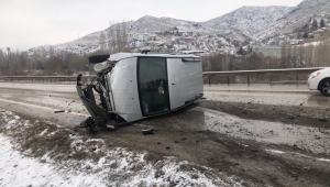 Devrilen araçtaki 3 kişi yaralandı