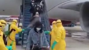 Endonezya'da uçaktan inenlere bakın ne yapıldı?