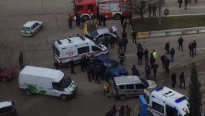 Kavşakta çarpışan araçlardaki 3 kişi yaralandı