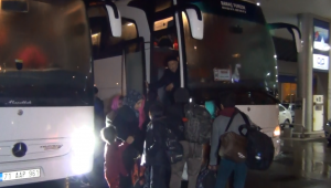 Otobüslerle sınıra akın ettiler