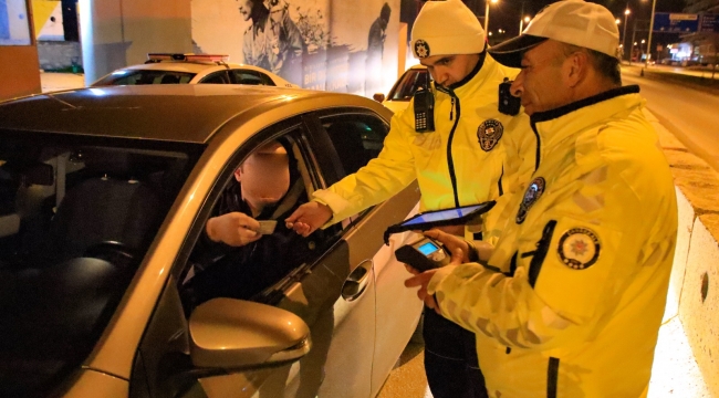 Polis denetimlerinde bin araç trafikten men edildi