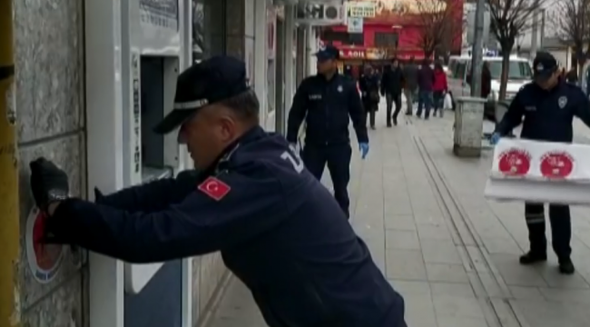 Banka önleri ve kaldırımlara "Sosyal Mesafeyi Koruyalım" uyarısı