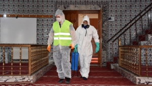 Camiler ve okullar koronavirüsten korunmak için ilaçlandı