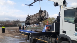 Dereye düşen otomobildeki kişiler yaralandı