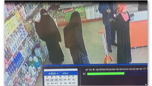 Biri oyaladı, diğer 2 kadın çaldı