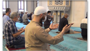 Boyunlar büküldü, eller semaya yeniden yükseldi