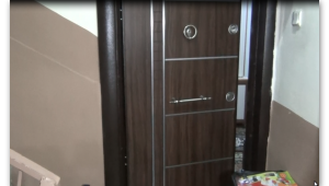 Sesi duyunca kapıyı araladı