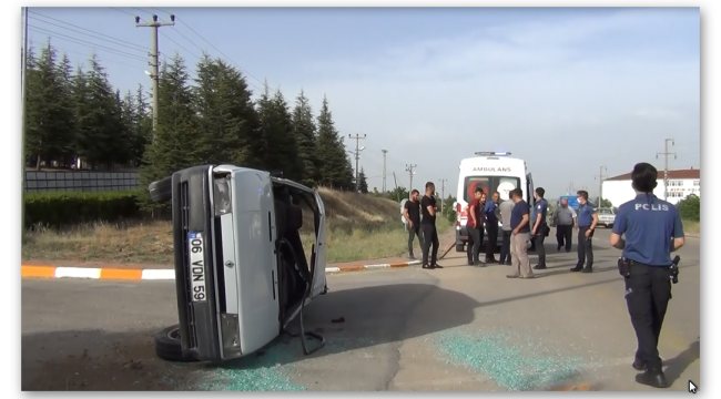 Otomobil, bisikletli çocuğa çarpmamak için manevra yapınca devrildi