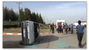 Otomobil, bisikletli çocuğa çarpmamak için manevra yapınca devrildi