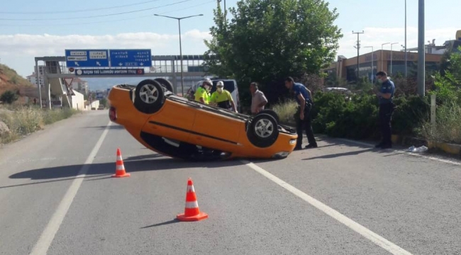 Ticari taksi ile tırın çarpıştığı kazada ölümden döndüler