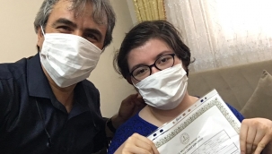 Engelli öğrencinin diplomasını evine kadar götürdü