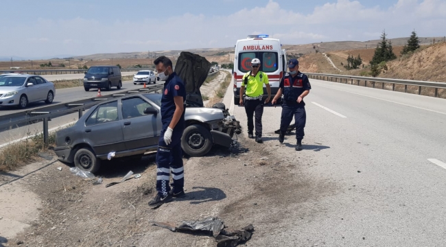 Kırıkkale'de bariyerlere çarpan otomobildeki 4 kişi yaralandı