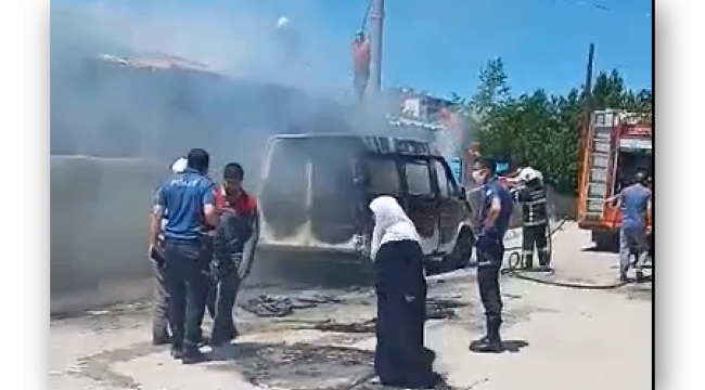 Kırıkkale'de minibüste çıkan yangın evin çatısına sıçradı