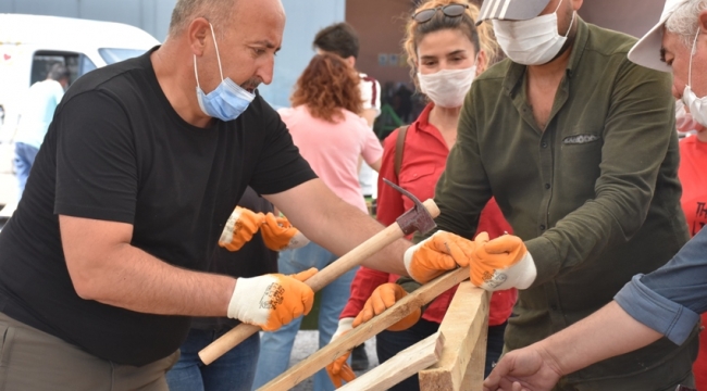 Tahtalar, gönüllü hayvanseverlerin ellerinde minik evlere dönüştü