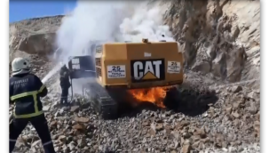 Arazide çalışan iş makinesindeki yangın