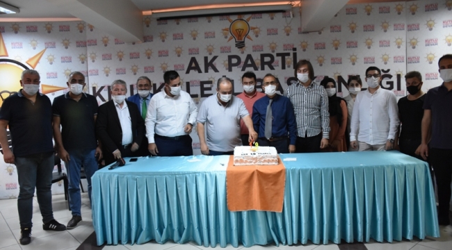 Kırıkkale'de AK Parti'nin 19. yılı pasta kesilerek kutlandı