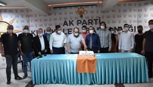Kırıkkale'de AK Parti'nin 19. yılı pasta kesilerek kutlandı