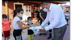 Milletvekili Öztürk, çocuklara önce dondurma sonra maske dağıttı