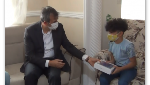 "Eğitime Engel Yok Projesi" kapsamında öğrencilere tablet dağıtıldı