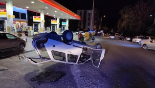 Virajı alamayınca akaryakıt istasyonu önüne devrildi