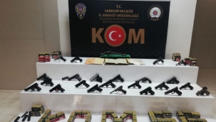Kaçakçılık yapan şahsın evinde çok sayıda Tabanca ele geçirildi