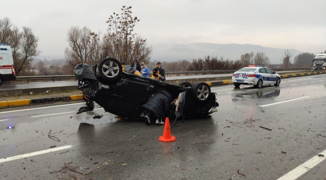 Kayganlaşan yolda devrilen otomobildeki 4 kişi yaralandı