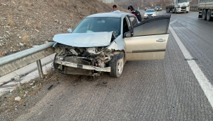 Bariyerlere çarpan otomobildeki 2 kişi yaralandı