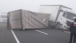 Devrilen kamyon dorsesi karayolunu ulaşıma kapattı