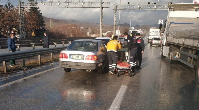 İki otomobilin çarpıştığı kazada sürücü ve yolcu yaralandı