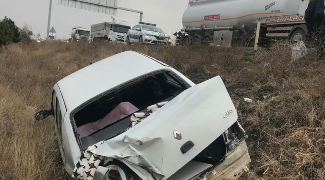 Şarampole düşen otomobildeki 2 kişi ölümden döndü