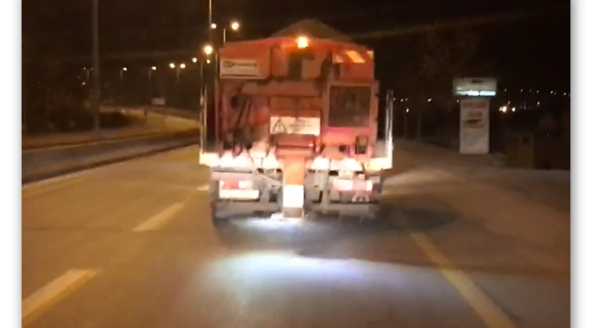 Yollar buzlanınca ekipler seferber oldu