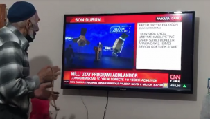 İlerlemiş yaşına rağmen ayakta izledi ve alkışladı