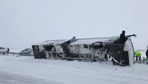 Son dakika..! Sporcuları taşıyan otobüs devrildi