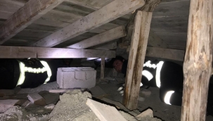 Apartmanın 15. katında sıkışan kedi güçlükle kurtarıldı