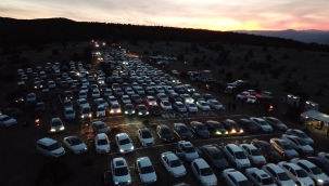 Binlerce kişi ormanlık alanda sinema izledi