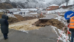 Yağışlar nedeniyle yol çökünce araçlar yolda kaldı