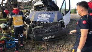 Ağaca saplanan araçtaki yolcu öldü, 2 kişi de yaralandı