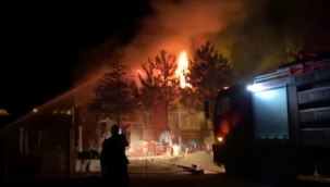 Alevler içinde kalan ev kullanılamaz hale geldi