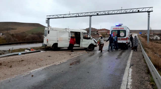 Devrilen minibüs sürücüsü öldü, 7 kişi de yaralandı